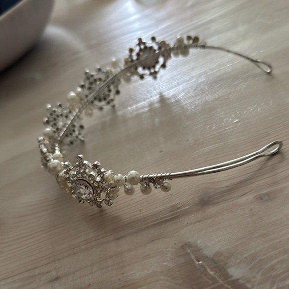 Elegant Silver Pearl Headband main image 4